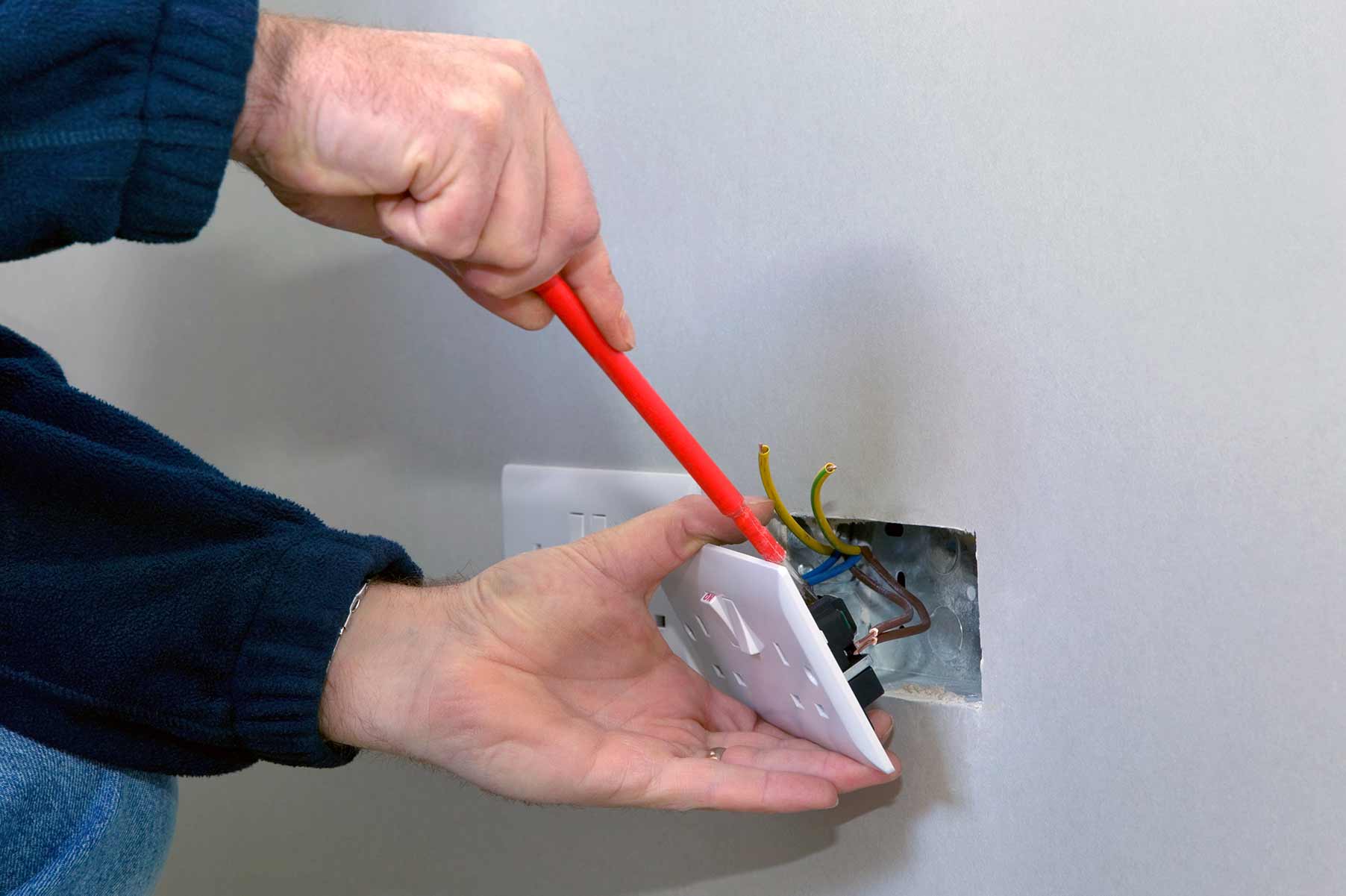 Our electricians can install plug sockets for domestic and commercial proeprties in Houghton Regis and the local area. 